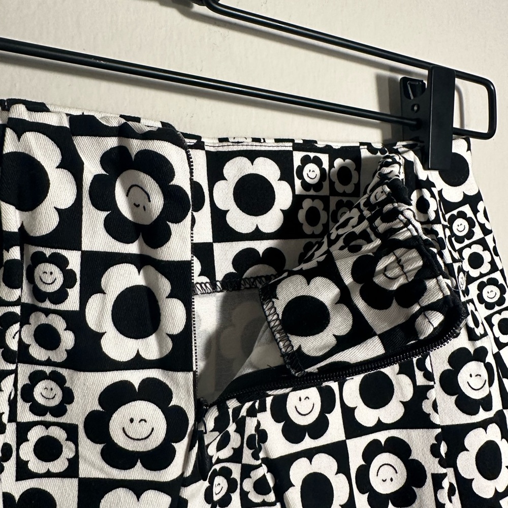 Art Class Black and White Floral Patterned Skirt - Picture 3 of 4